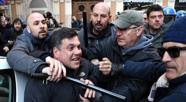 Aggredisce i poliziotti, arrestato il leader di Forza Nuova Castellino