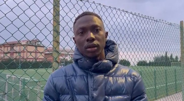 «Scimmia, torna nella giungla»: insulti razzisti al calciatore 21enne