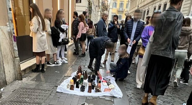 Roma, l’assedio degli abusivi alle vie dello shopping: commercianti in rivolta. «Così si respingono i turisti»