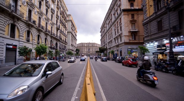 Corso Umberto, passare sulle strisce non salva: sul marciapiede sfrecciano bici elettriche e moto