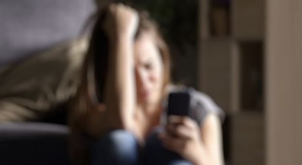 Cede video sexy della ex fidanzata ad una chat per le scommesse, giovane di Ceccano rischia il processo