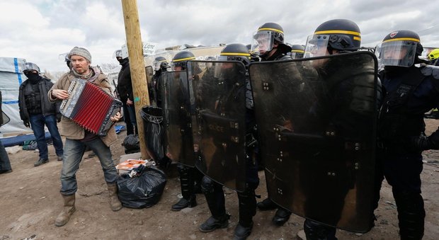 Calais, scontri migranti-polizia durante lo sgombero della tendopoli