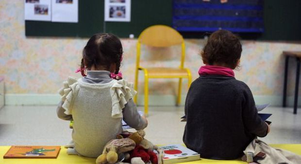 Ceffoni ai bimbi all'asilo, urla e minacce choc: maestra sospesa per sei mesi