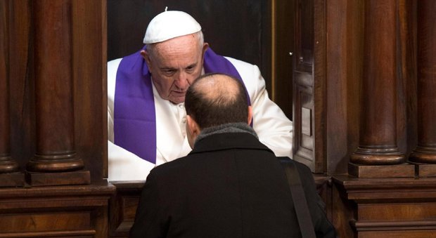Il Papa incontra e confessa i parroci di Roma: «Ascoltate la gente»,