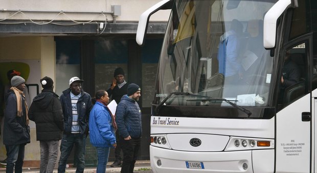 Cara di Castelnuovo sgomberato: 30 migranti saranno accolti nelle Marche