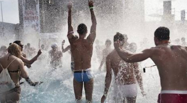 Estate 2021, Ibiza e Mykonos esaurite: già partito l'esodo (a rischio) dei ragazzi in cerca di sballo