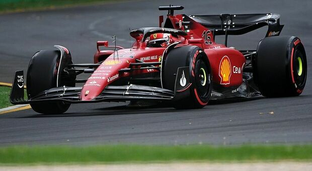 Charles Leclerc con la sua Ferrari durante la cavalcata trionfale a Melbourne