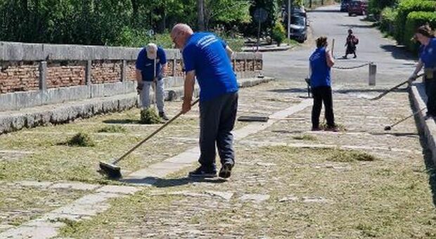 Benevento, volontari in azione il ponte Leproso liberato dalle erbacce