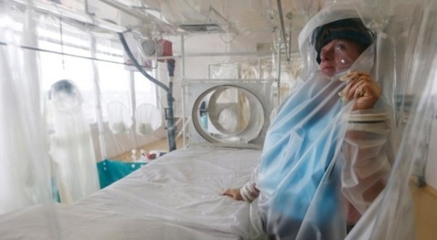 Ebola, il medico italiano ricoverato a Roma sta meglio. "Febbre è scesa, segnali positivi"