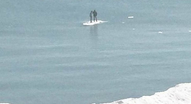Domenica da incubo: vanno sul lago e restano prigionieri di una lastra di ghiaccio