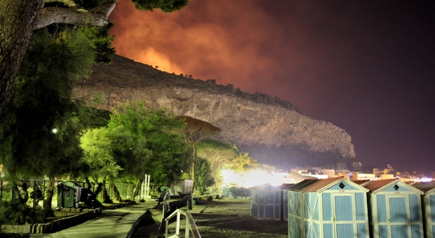 Palermo, scoppia incendio a Mondello: le fiamme minacciano la spiaggia