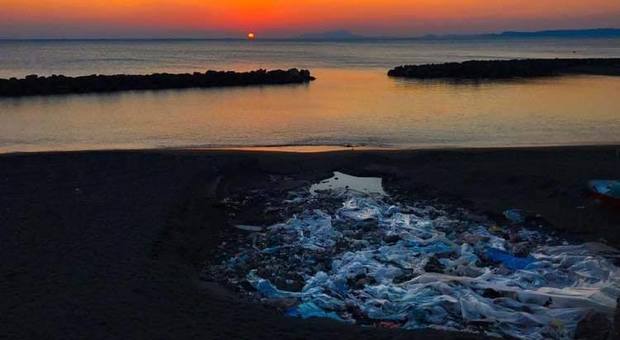 Cartoline dalla Litoranea di Torre del Greco: spiaggia sepolta da rifiuti