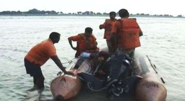 India, barcone affonda nel fiume Gange: almeno venti morti