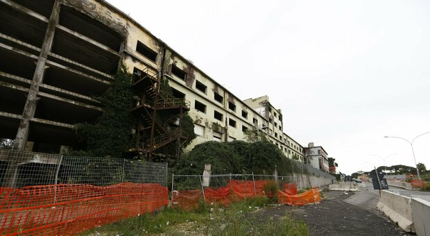 Selfie nell'ex fabbrica abbandonata in via Tiburtina: 18enne cade da sei metri, salvo per miracolo