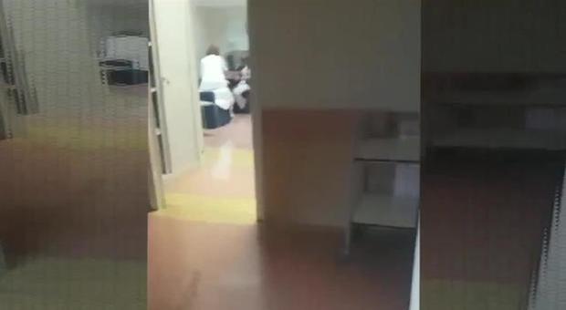 «Il bimbo piange e le infermiere mettono lo smalto»: inchiesta interna