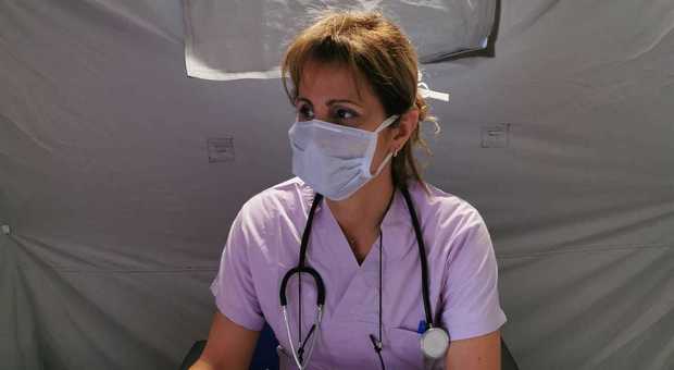 Coronavirus in Campania: infermiera di turno per 24 ore a Pasqua in ospedale, il marito la va a prendere. Multato