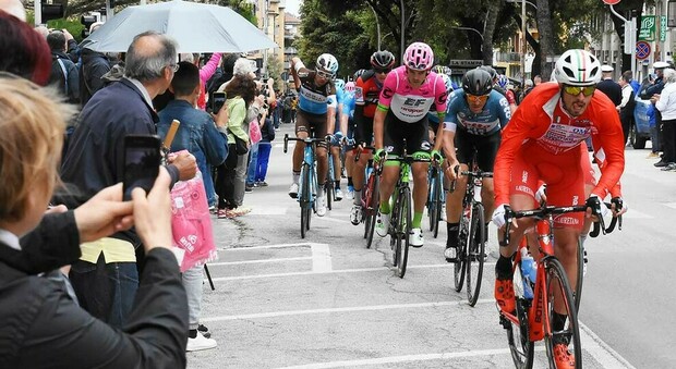 Il passaggio del Giro d'Italia in via Napoli ad Ascoli Piceno nel 2018