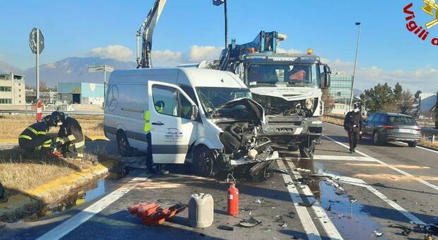 Schianto in Pontebbana: furgone non dà la precedenza, travolto da una betoniera