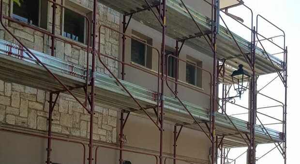 I lavori di ricostruzione di un palazzo lesionato dal sisma
