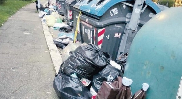 Sacchetti di spazzatura dalla provincia, i pendolari dei rifiuti. Ira di Spinaceto e Tor de' Cenci: «Strade coperte di immondizia»