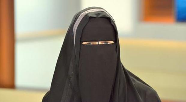 Napoli, non vuole indossare il burqa: il marito la prende a calci e pugni
