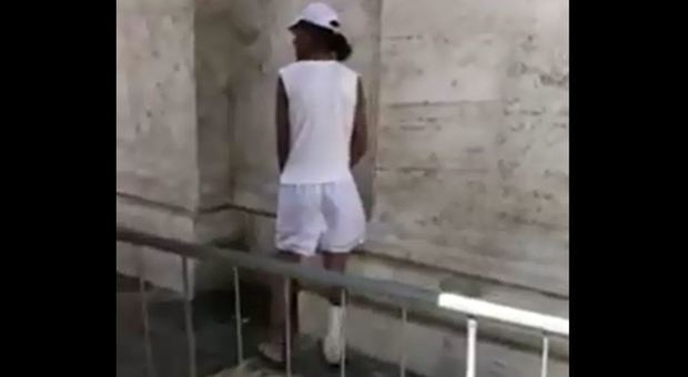Roma, fa la pipì nel colonnato di San Pietro: la video-denuncia di un romano