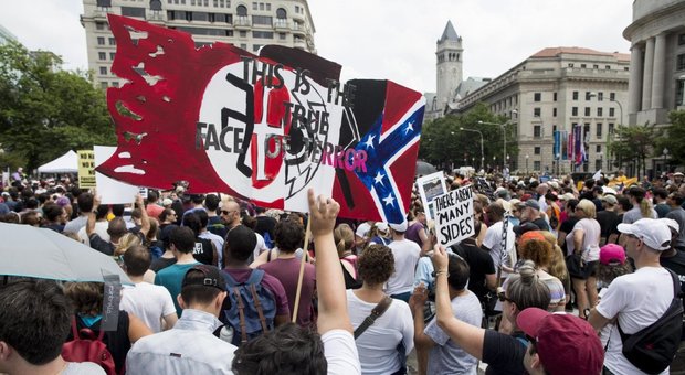 Un anno fa gli scontri di Charlottesville: a Washington sfilano ultradestra e antirazzisti