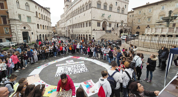 Manifestazione contro il bullismo in piazza a Perugia