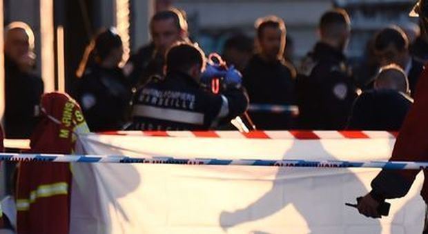 Marsiglia, spara e accoltella passanti: ci sono feriti
