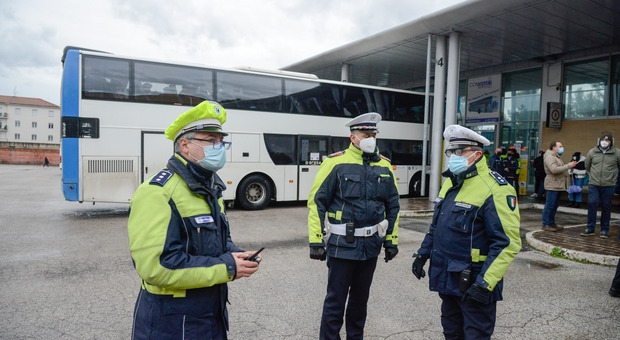 La polizia locale al terminal bus di Macerata