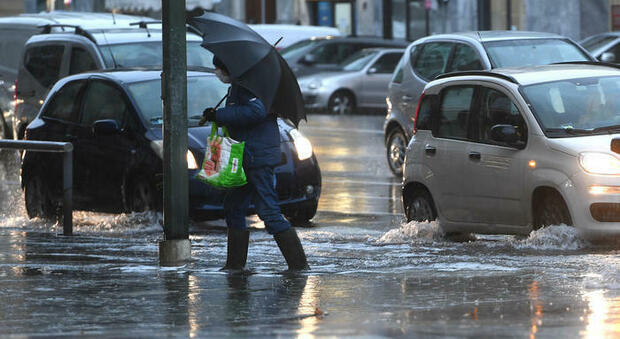 Maltempo su Roma, disagi dopo 6 ore di piogge incessanti: rami caduti, strade e case allagate