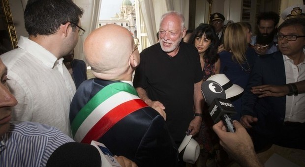 Gilmour è cittadino di Pompei: «Sotto il Vesuvio mi sento sicuro e felice»