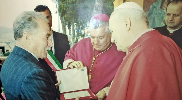 Girolamo De Angelis incontra Papa Giovanni Paolo II in una foto degli anni '80