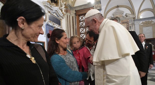 Papa Francesco incontra i rom in Vaticano: «A Roma crescono razzismo e xenofobia»