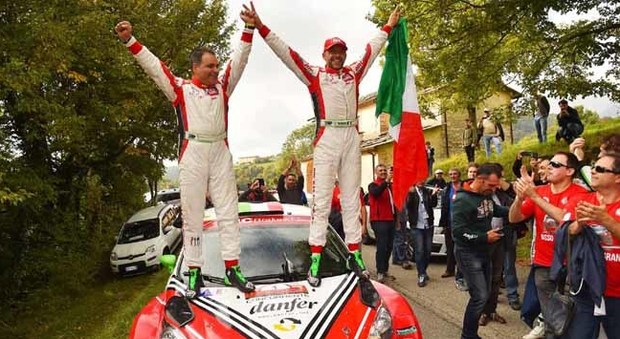 Giandomenico Basso (a destra) assieme al navigatore Lorenzo Granai su Ford Fiesta BRC sono i vincitori del campionato italiano di rally 2016