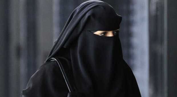 Nuon vuole indossare il burqa, il marito la prende a calci e pugni e la rinchiude