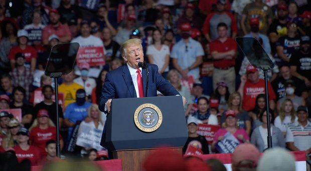 Trump, poca folla al comizio: il tycoon accusa media e dimostranti