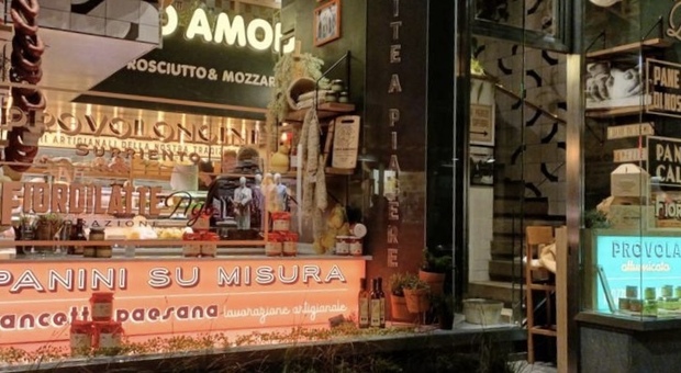 La vetrina del negozio «Pane, prosciutto & mozzarella» del brand Ciro Amodio che apre a Milano