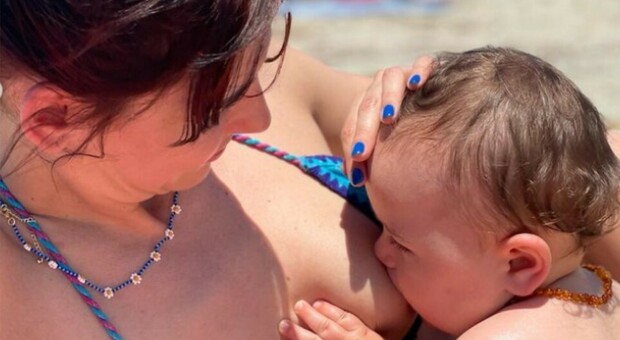 Giulia Pauselli, la tenera foto mentre allatta in spiaggia il piccolo Romeo Maria. I fan si dividono tra like e critiche