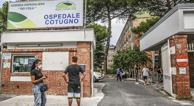 Coronavirus a Napoli, il Cotugno lancia l'allarme: «Nuovi contagi frutto di irresponsabilità»