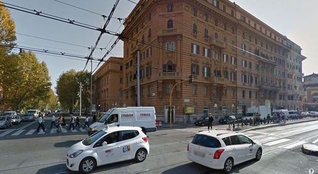 Roma, l'incrocio killer uccide ancora: vittima un ragazzo in sella allo scooter