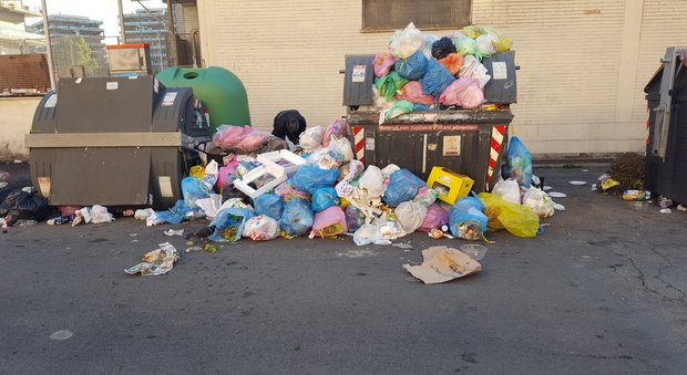 Roma, marciapiedi vietati ai pedoni: immondizia a terra da giorni