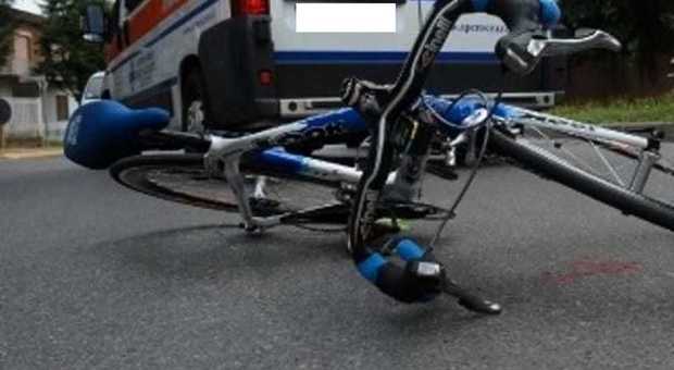 Versilia, ferì un ciclista: pirata della strada trovato grazie ai frammenti dello specchietto