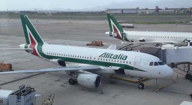 Alitalia, è mistero sui prossimi voli per Roma e Linate: scalo lombardo chiuso e nessuna ufficialità sul collegamento per la Capitale