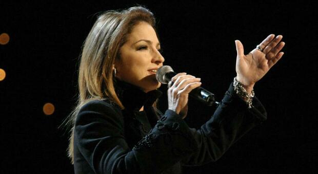 Gloria Estefan, la cantante rivela: «Abusata a 9 anni da un amico di famiglia»
