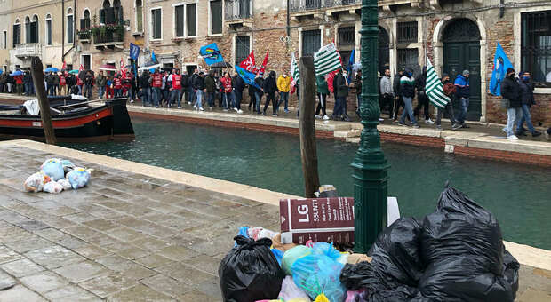 Sciopero Veritas al 95%: e a Venezia i rifiuti rimangono per le calli