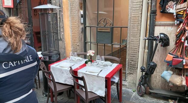 Roma, stop ai dehors selvaggi: al via rimozione pedane e tavoli abusivi