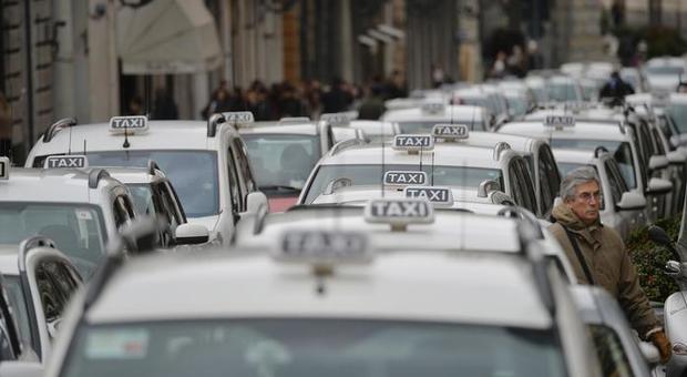Milano, taxi fermi per protesta contro il presunto blocco delle multe a Uberpop