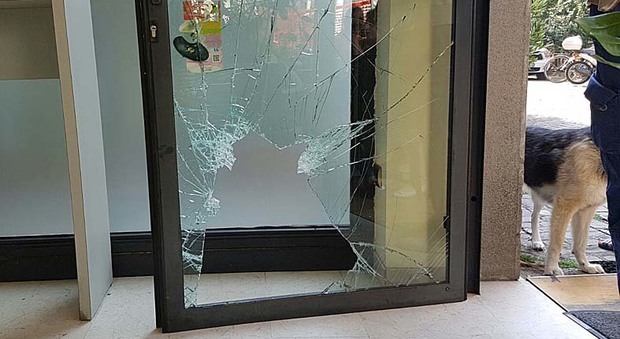 La vetrata distrutta di uno dei bar