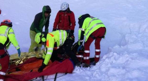 Scialpinisti travolti da una valanga l'airbag li salva dal muro di neve